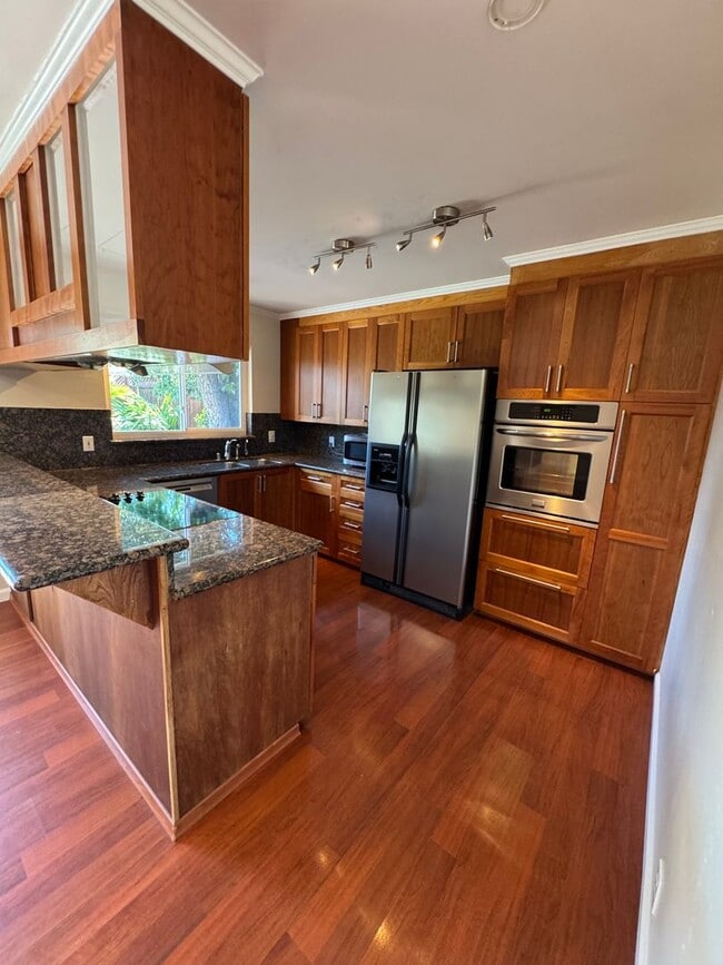 Building Photo - Charming 3 Bedroom / 2 Bathroom Home