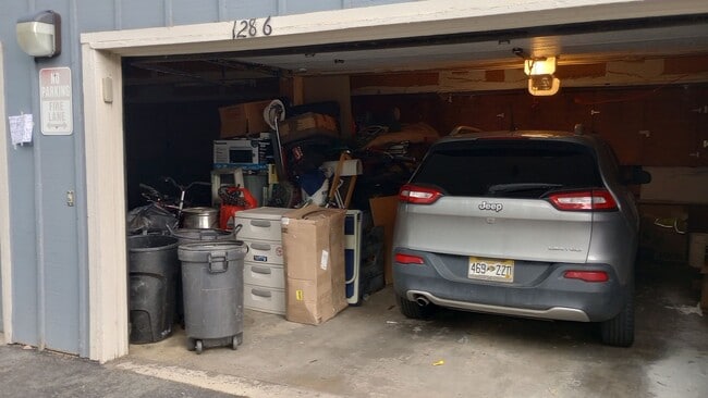 Building Photo - 2 bed, 1 Bath, 900 sqft with washer/dryer hookups and 1 car garage