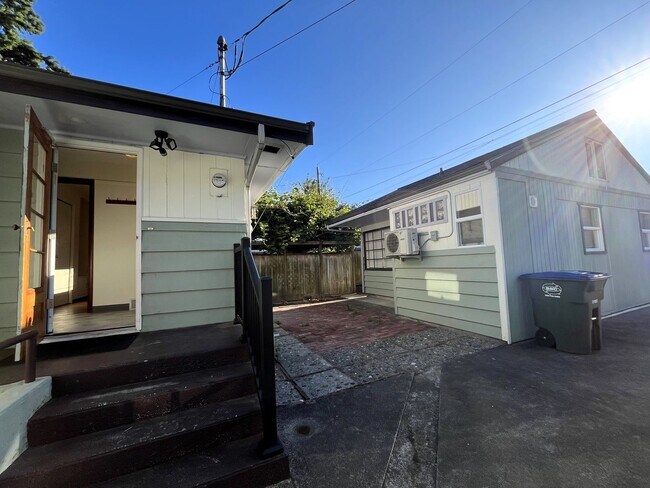 Building Photo - Classic Home in Columbia Neighborhood - Walnut