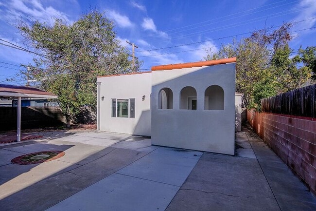 Building Photo - 621 W Glenoaks Blvd