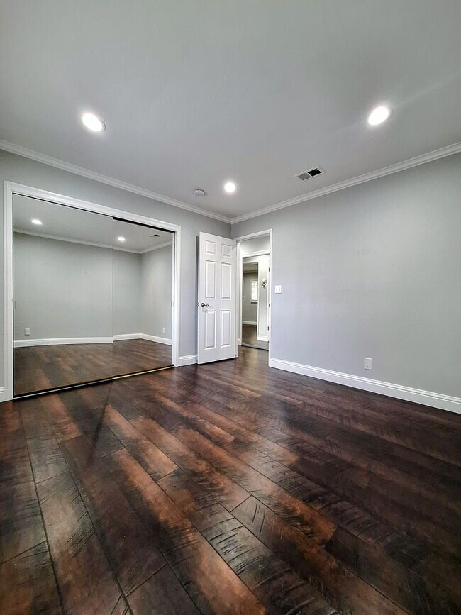 Building Photo - Beatifully Remodeled 3bd Single Story Hous...