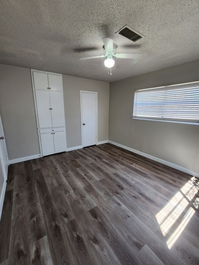 Building Photo - 2 bed 1 bath home, 1 car garage