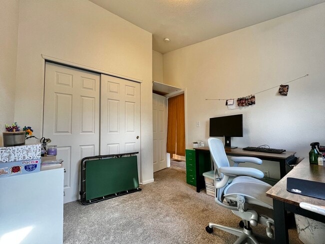 Building Photo - Fantastic 3 Bed 2.5 Bath Townhome in Water...