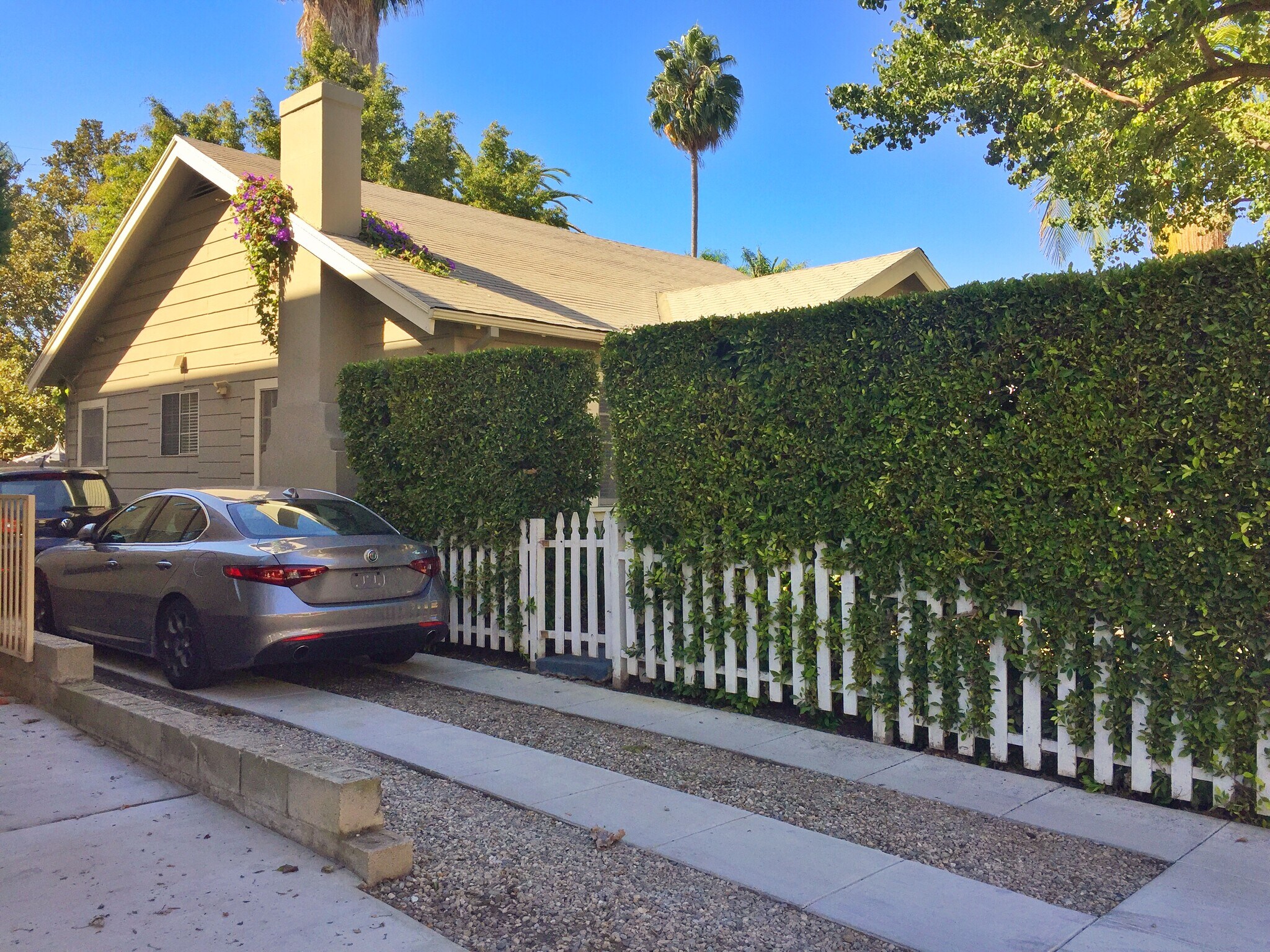 3 car parking driveway - 849 N West Knoll Dr
