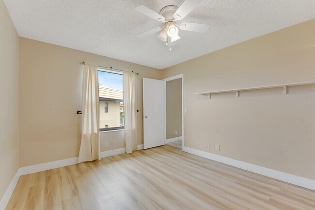 Building Photo - 21915 Lake Forest Cir