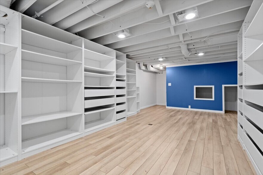 Building Photo - 5476 Van Ness Dr