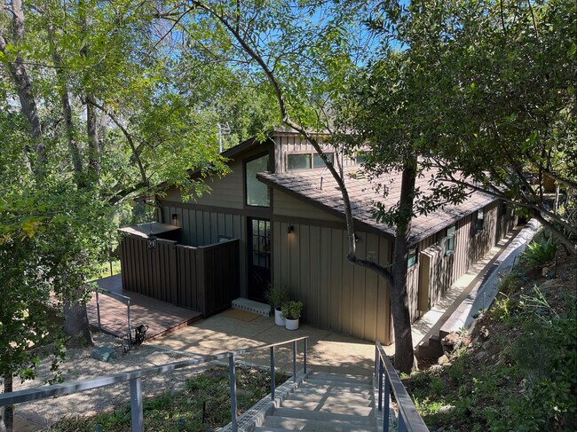 Building Photo - 21273 Entrada Rd