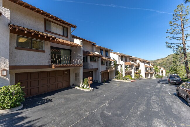 Building Photo - 1709 Cam De Villas