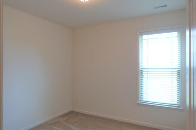 Building Photo - 153 Bur Oak Dr