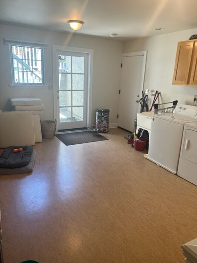 Building Photo - Beautiful, Spacious Rockridge Home!