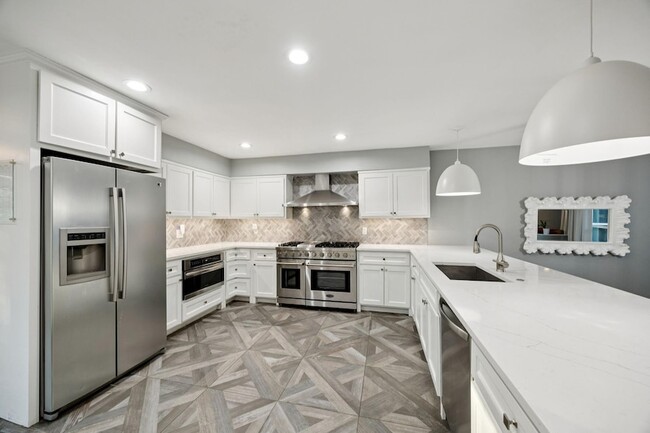 Building Photo - 7018 Blackwood Dr