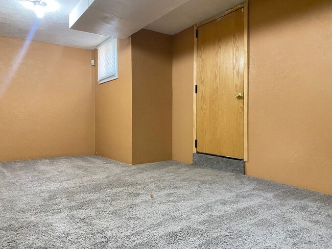 Building Photo - Large 2 bed 1 bath duplex with one car att...