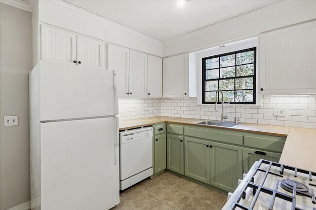 Building Photo - 2 Bedroom 2 Bath located in Northeast Jackson