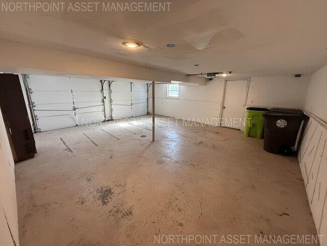 Building Photo - 4 bed, 3 bath, spacious home available now!