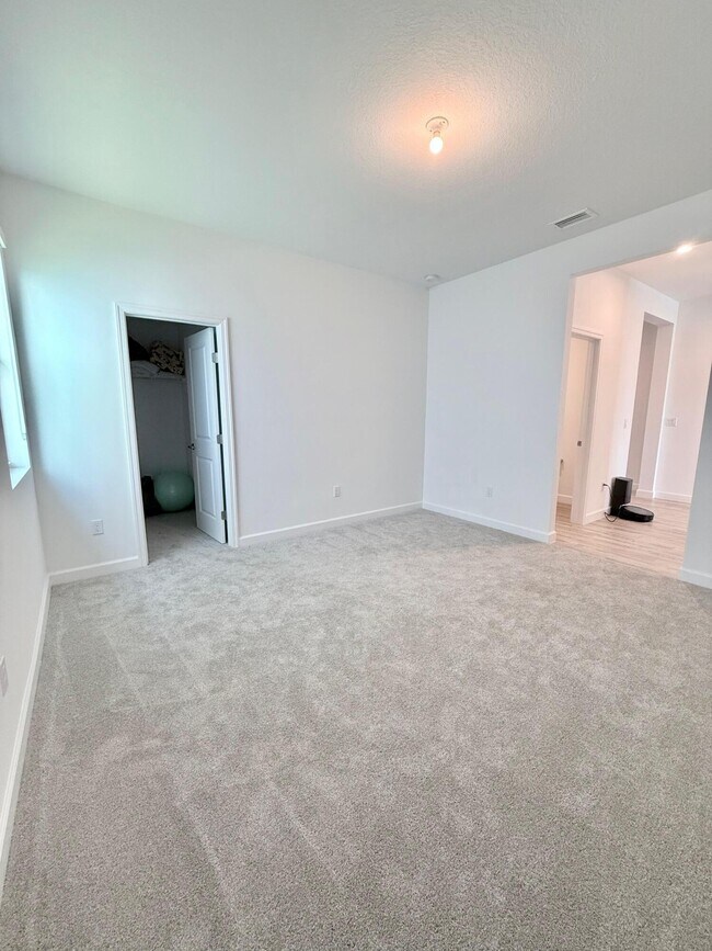 Building Photo - 10525 SW Orana Dr