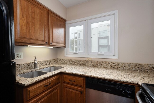 Building Photo - Updated Condo Steps from Vanderbilt with P...