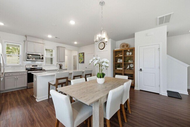 Building Photo - 301 Lanyard St