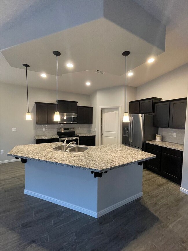 Building Photo - Home in Hayden Estates 3 bedroom, 2 bath with a 3 car garage