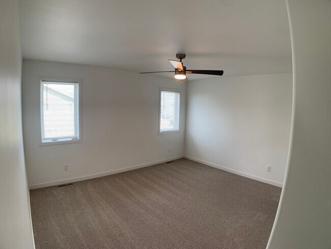 Building Photo - 3 Bed 2.5 Bath Single Family Home