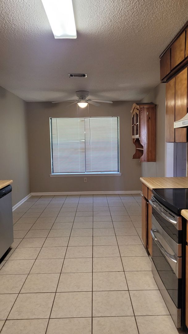 Building Photo - 614 Trevor St