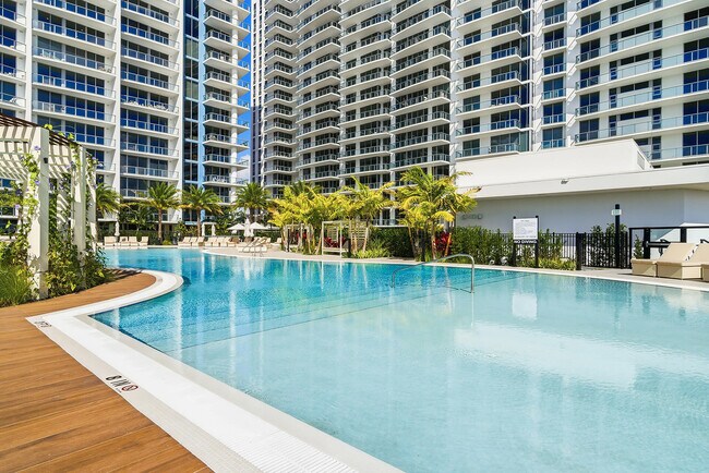 Building Photo - 220 Lake Shore Dr