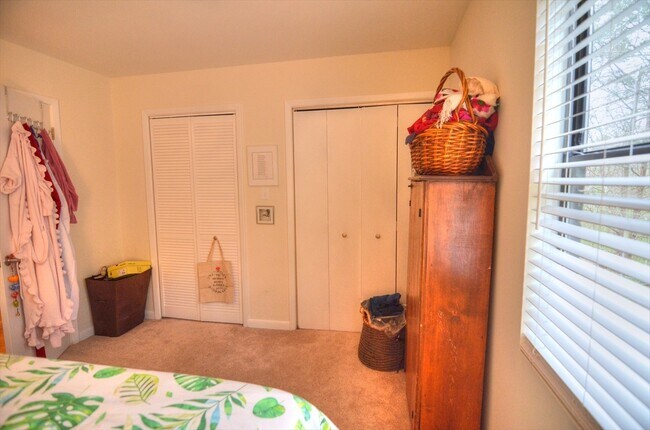 Building Photo - Rare End-Unit Townhome in Carrboro with Beautiful Updates! Available Early July!