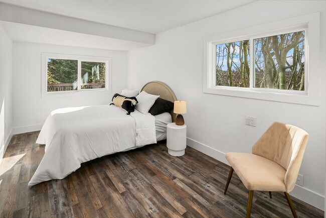 Building Photo - Beautiful Home in Seward Park!