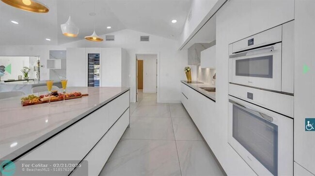 Building Photo - 2800 Bayview Dr