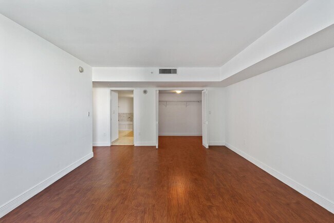 Building Photo - 1800 N Bayshore Dr