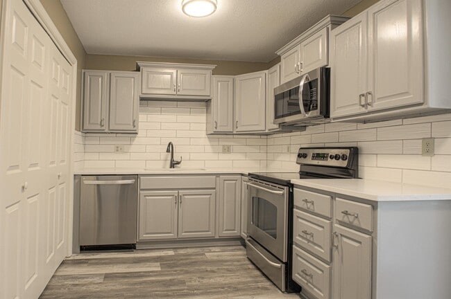 Building Photo - 6905 E 112th St