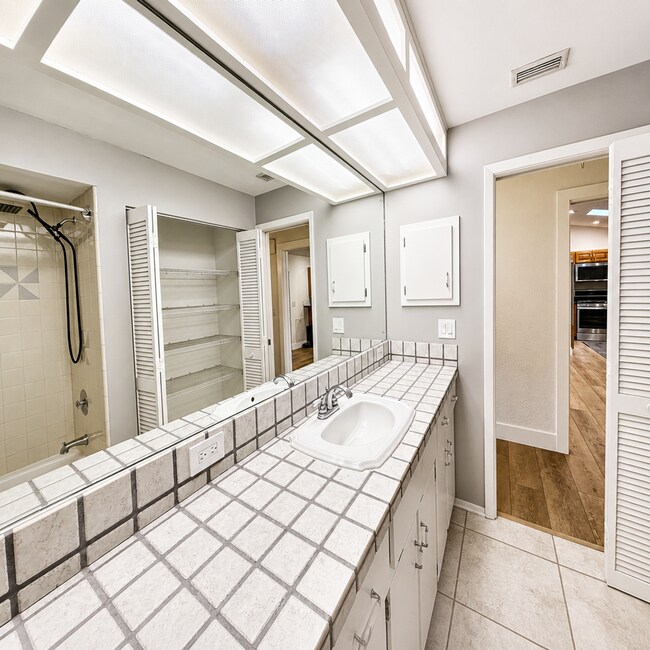 Building Photo - Updated 2/2/1 Home in Northeast St. Petersburg!