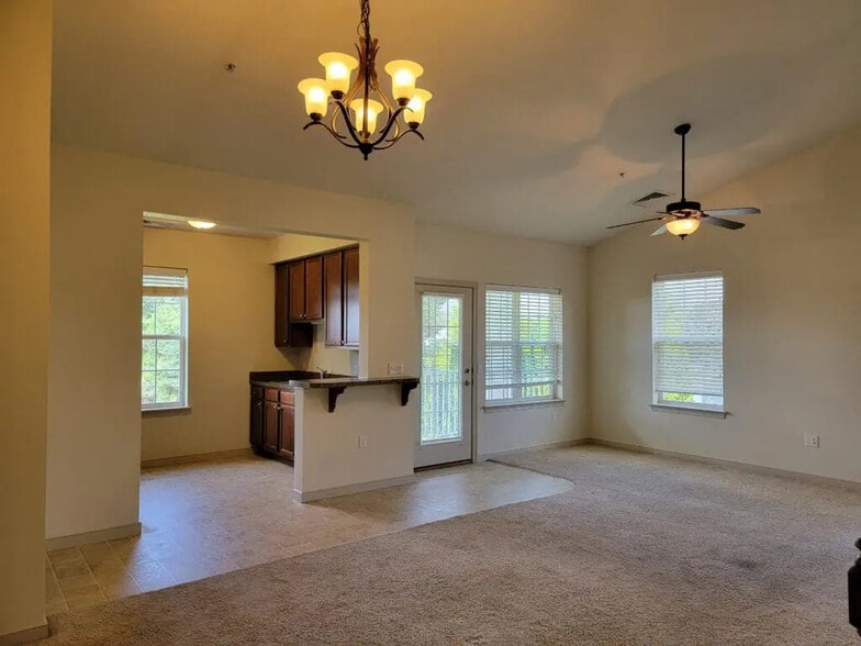 Building Photo - 2028 Shady Oak Dr