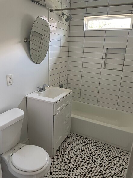 Bathroom - 998 Woodbourne Dr SW