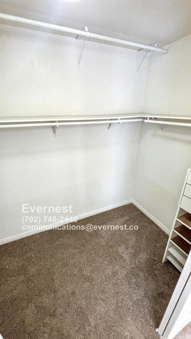 Building Photo - Spacious 4-Bedroom Home in a Great Locatio...