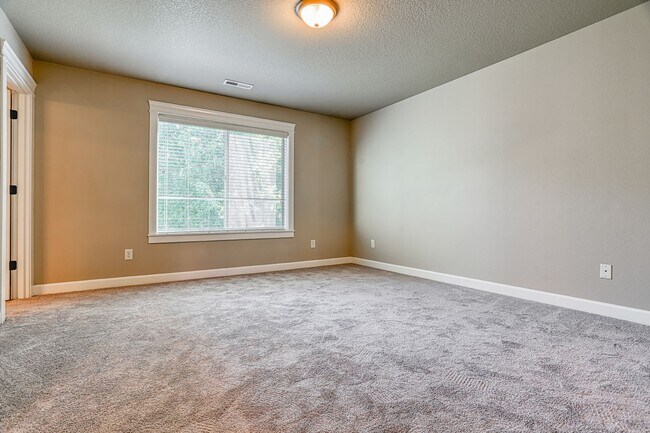 Building Photo - Centrally Located 4 Bedroom Townhome with Attached Garage & AC