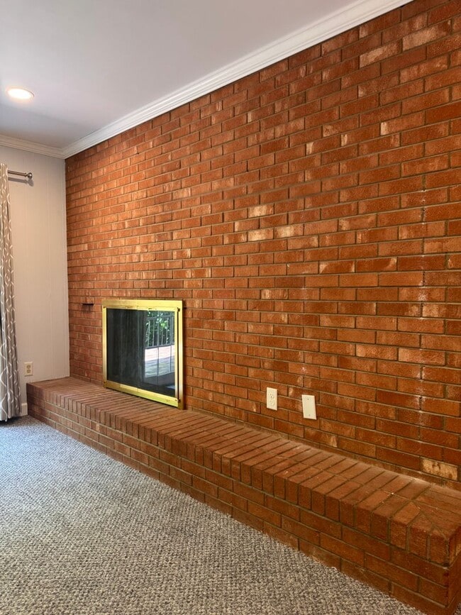 Building Photo - 4 Bedroom Jamestown Beauty!