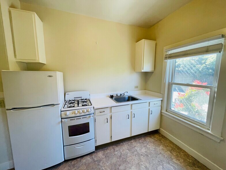 Building Photo - 250 Irving St