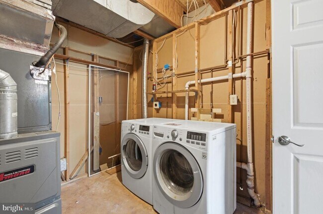 Building Photo - 46601 Carriage Ct