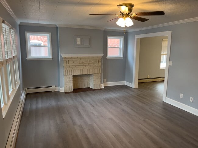 Building Photo - 3 BtR/1.5 Bath  Single Family Home in established west side neighorhood.