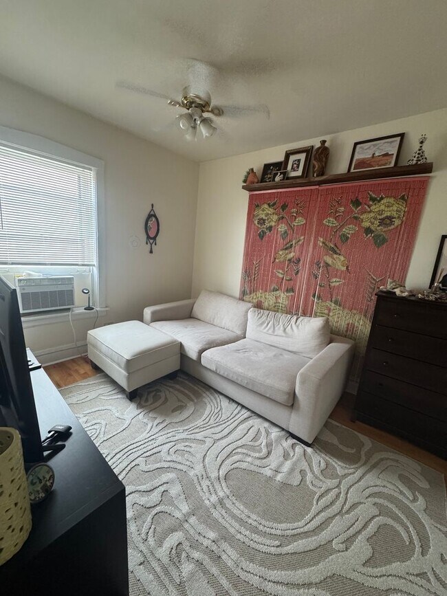 Building Photo - Lovely and Very Large Ravenswood Manor 1 BR