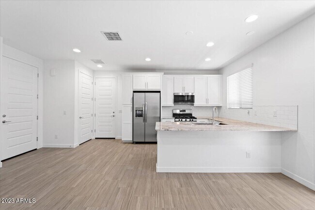 Building Photo - 17021 W Echo Ln