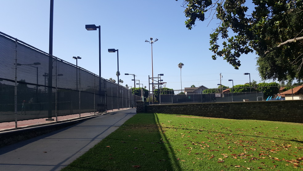 Building Photo - 305 N Palm Ave