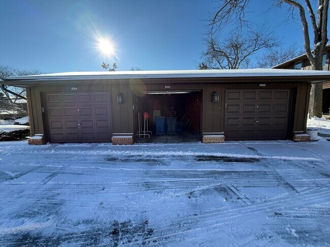 Building Photo - 1082 Greenhills Dr