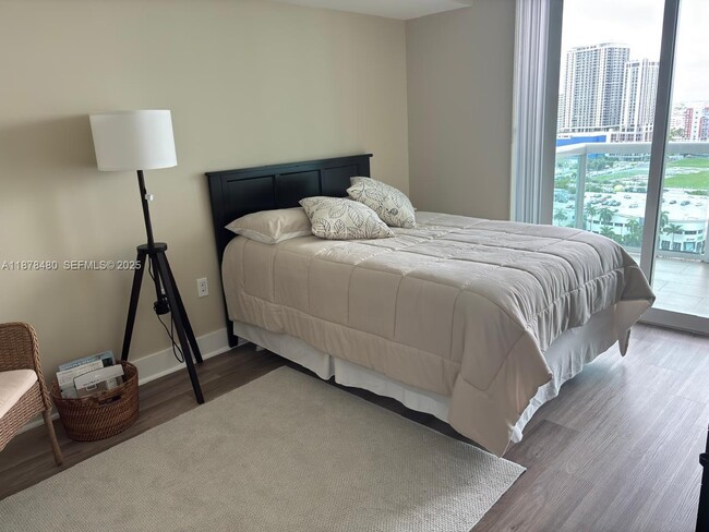 Building Photo - 1800 N Bayshore Dr