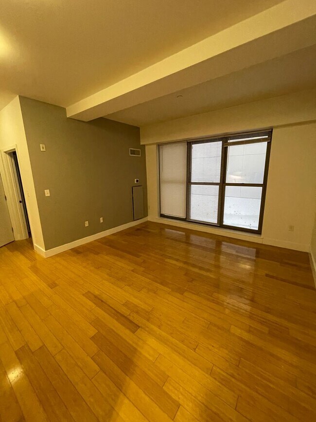 Building Photo - 1081 Boylston St