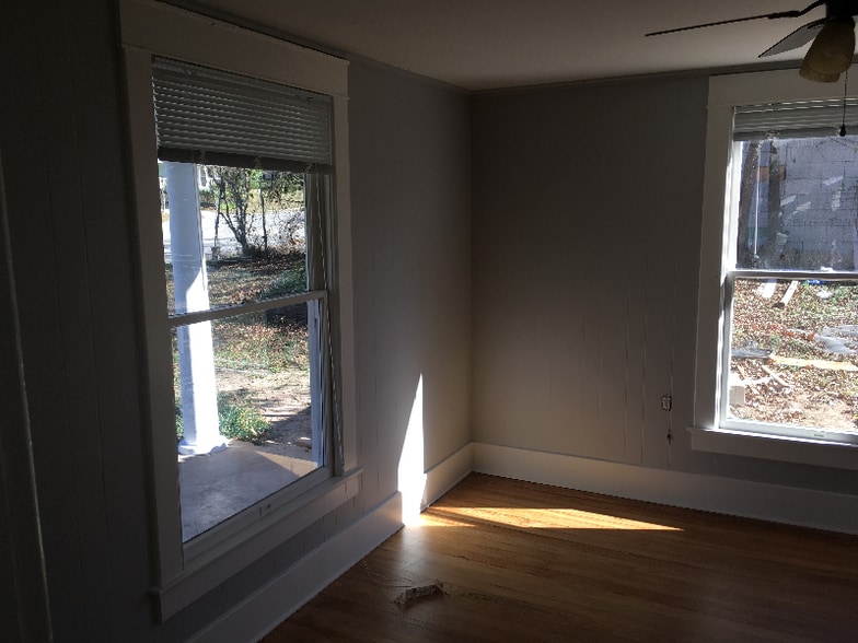 Building Photo - 216 E 2nd St