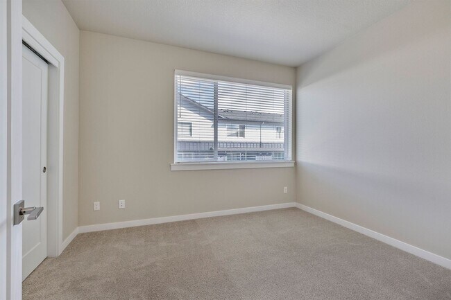 Building Photo - 17235 SW Goldcrest Ln
