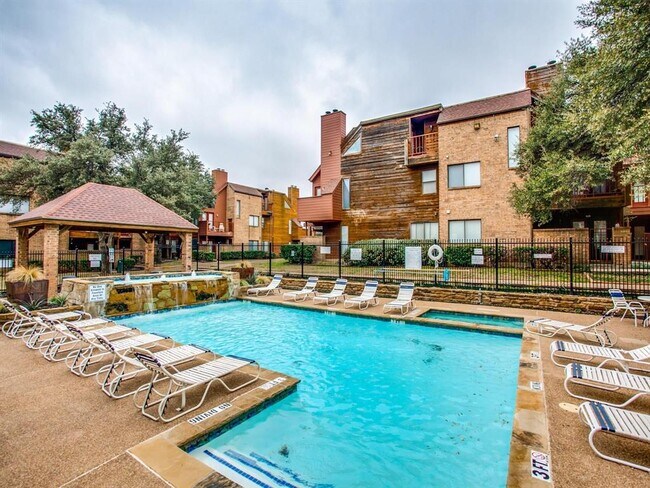 Building Photo - 2300 Balsam Dr