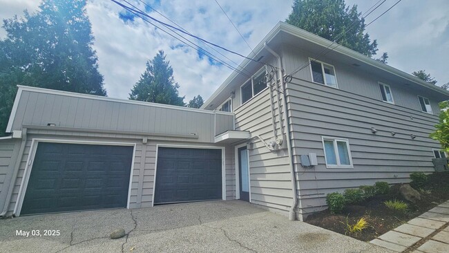 Building Photo - 3 Bed, 2 Bath Apartment Newly Remodel in P...