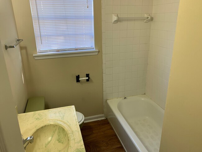 Building Photo - 814 Robin Hood Trail